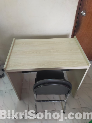 চেয়ার টেবিল একদম ফ্রেশ।